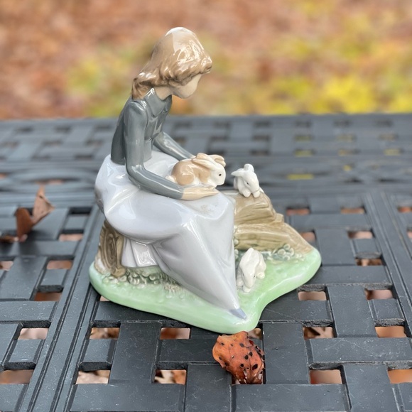 NAO by LLADRO #1026 Peaceful Moment Girl w/ 3 Rabbits ceramic retired figurine - Picture 2 of 7